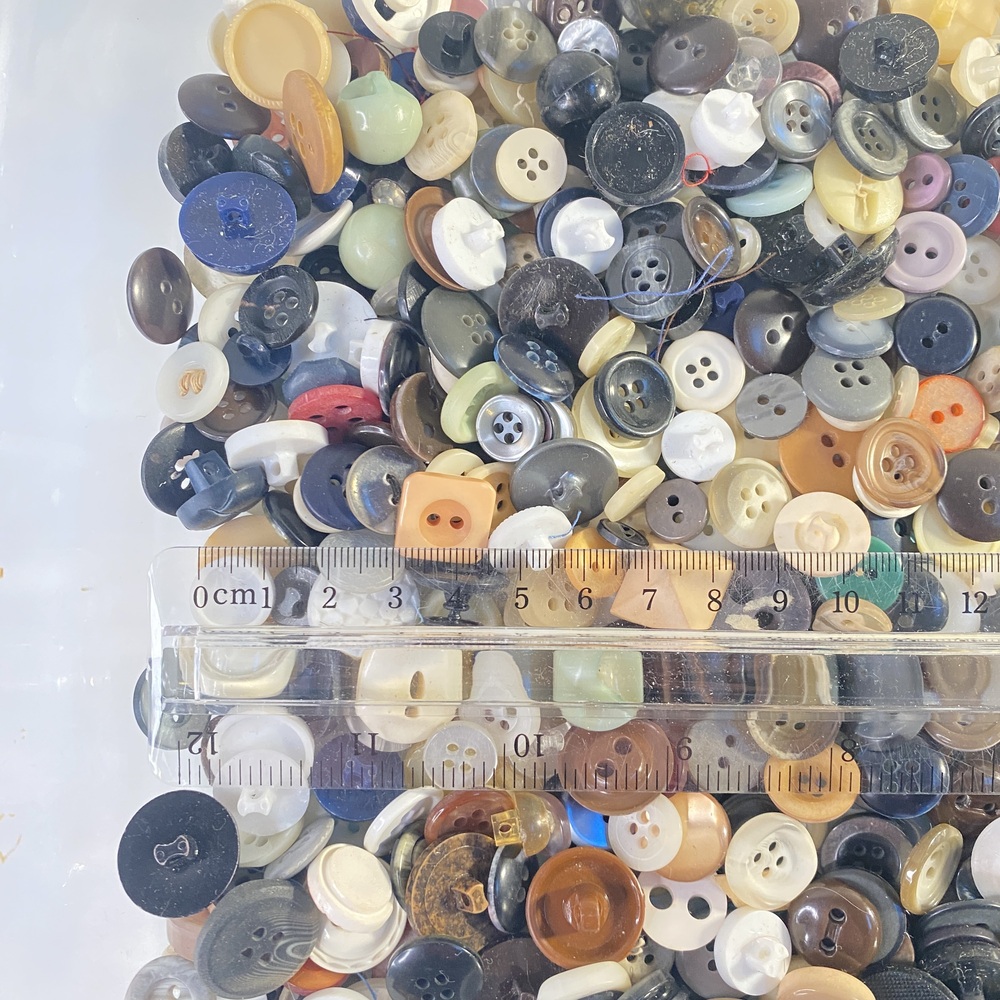 Vintage Assorted Vintage Buttons in Various Colors - Picture 11 of 16